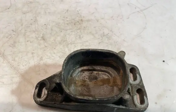 Audi A4 S4 B5 8D Engine mounting bracket 8D0199335Q