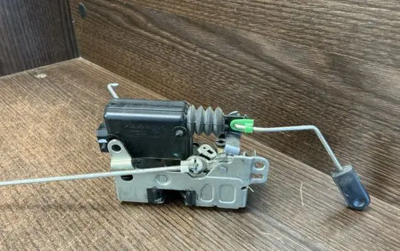 Iveco Daily 4th gen Front door lock 5801352922