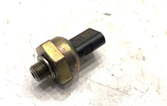 BMW 5 G30 G31 G38 Fuel pressure sensor 8647488