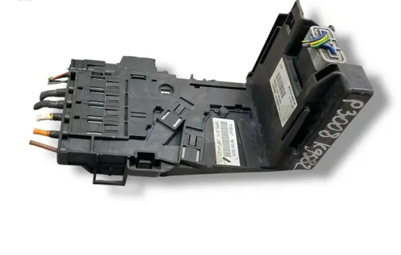 Peugeot 3008 I Fuse module 28236841 28257533