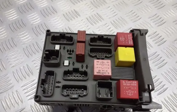 Renault Espace IV High voltage junction box 8200283817