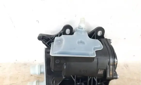 BMW 2 Active Tourer U06 Oil breather separator 8470497 11158470497