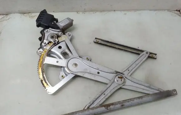 Toyota Corolla Verso E121 Front door window regulator with motor 997249102