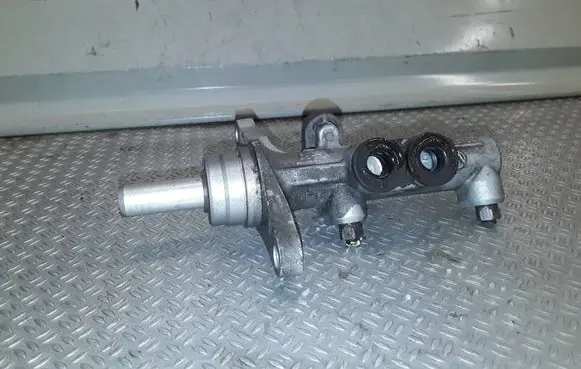 Master brake cylinder
