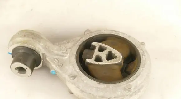 Nissan X-Trail T32 Engine mount bracket