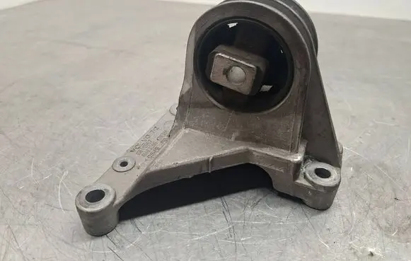 Volvo XC70 Engine mount bracket 8649597 8683286