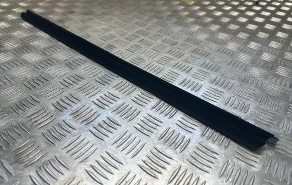 KIA EV6 Rubber seal rear door window/glass 