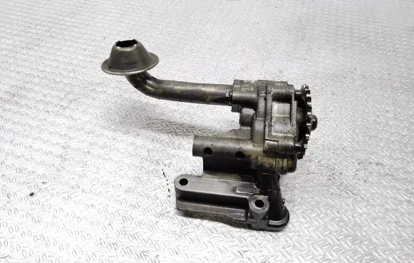 Volkswagen Touran I Oil pump 038115105C