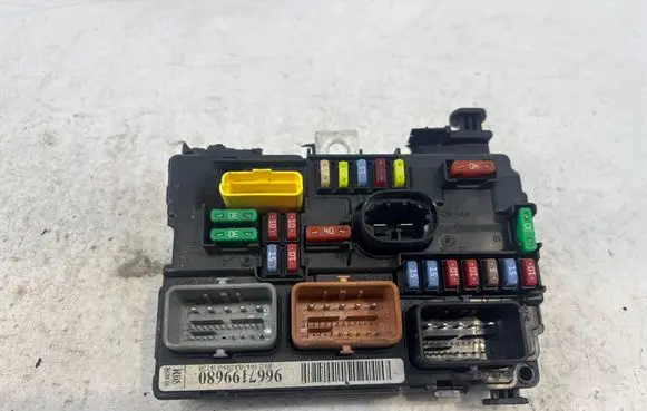 Peugeot 208 I Fuse module 9667199680