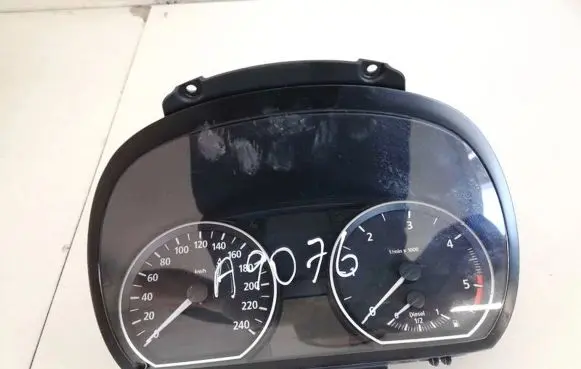 BMW 1 E81 E87 Speedometer (instrument cluster) 697464901 6974649-01