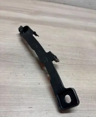 Front bumper mounting bracket