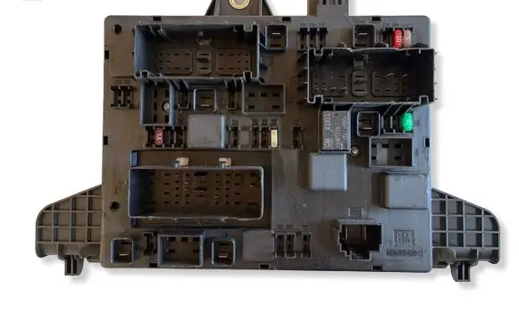 Opel Astra J Fuse module 365927271 1102700000 13343949