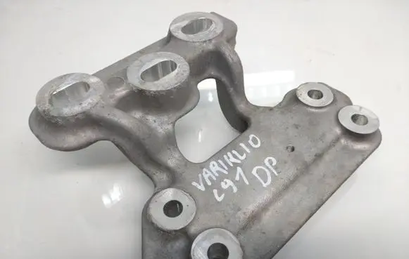 Engine mounting bracket