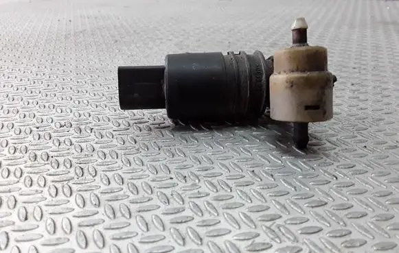 Volkswagen PASSAT B5.5 Windscreen/windshield washer pump