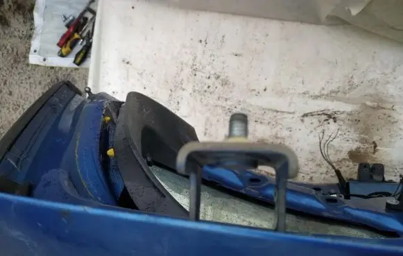 Renault Megane II Tailgate/trunk/boot hinge