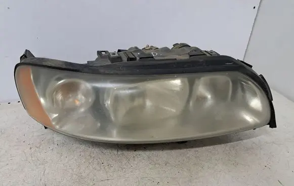 Volvo V70 Headlight/headlamp 30698836