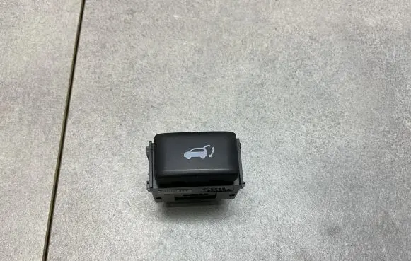 Nissan X-Trail T32 Tailgate/boot open switch button 