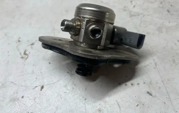 BMW 3 E90 E91 Fuel injection high pressure pump 7562473