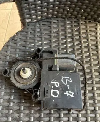 Volkswagen PASSAT B7 Front door window regulator motor 0130822451