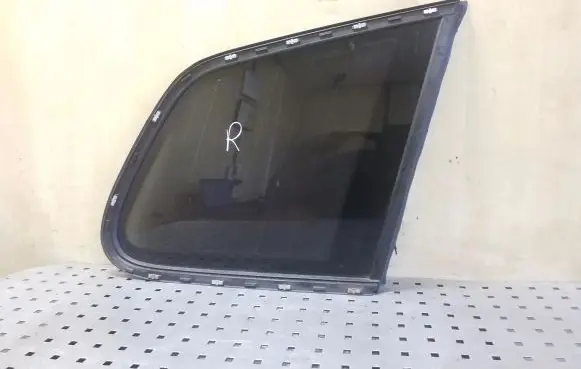 Volkswagen Touareg II Rear side window