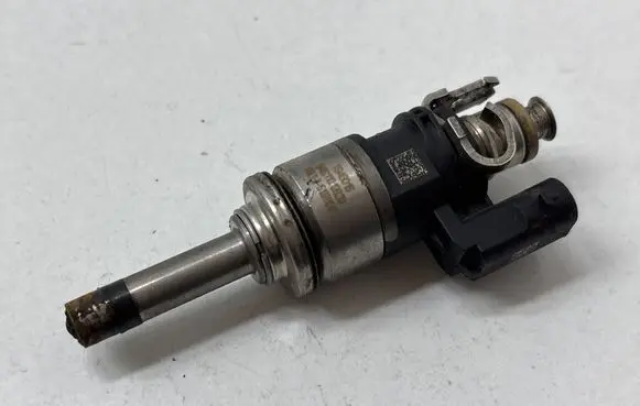 Porsche Macan (95B) Fuel injector 94611012830 T946016