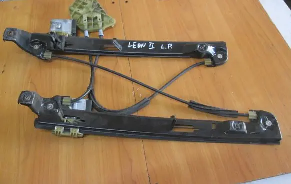 Seat Leon (1P) Front door window regulator with motor
