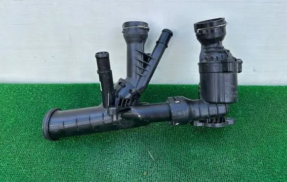 Audi A4 S4 B9 8W Thermostat housing 04L121111Q