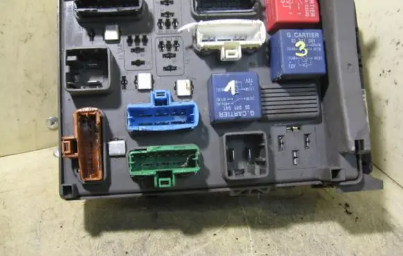 Renault Laguna I Fuse module 82001488098200004201E3830569068882001 518095401RN1H007883001