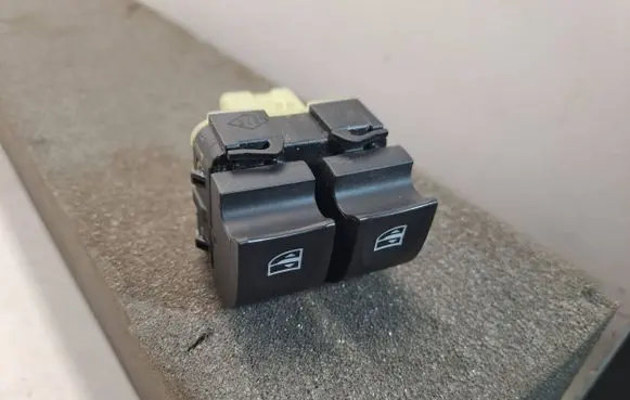Dacia Sandero III Electric window control switch 254118044R 10023897