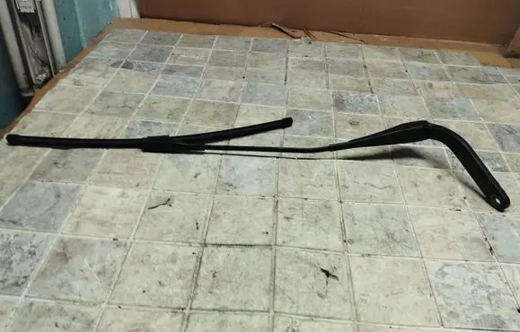 BMW 1 E81 E87 Front wiper blade arm 61617169972