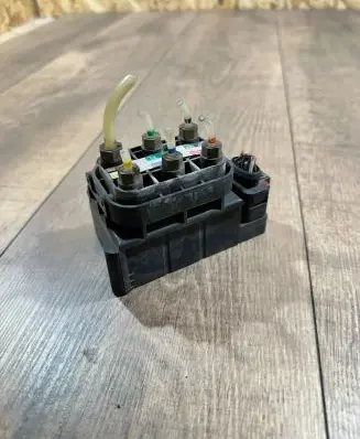 Mercedes-Benz GL X164 Air suspension valve block A2513200058 210973