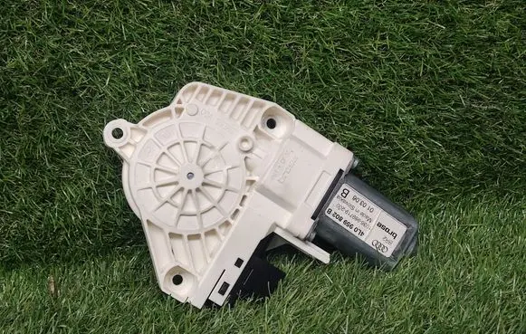 Rear door manual window regulator
