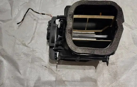 Porsche Cayenne (92A) A/C air flow flap actuator/motor 52428158