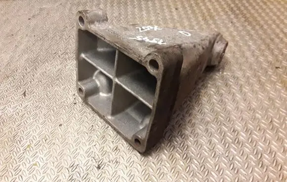 Mercedes-Benz C W203 Engine mounting bracket 2712230804