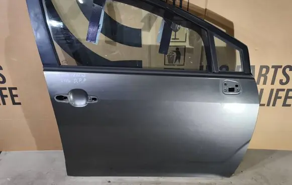 Toyota Corolla Verso E121 Front door 
