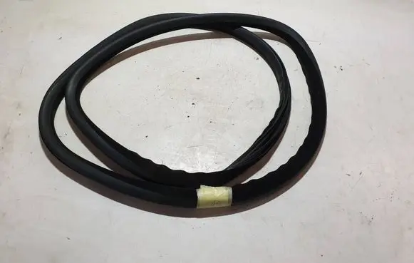 Volvo XC70 Rear door rubber seal (on body)