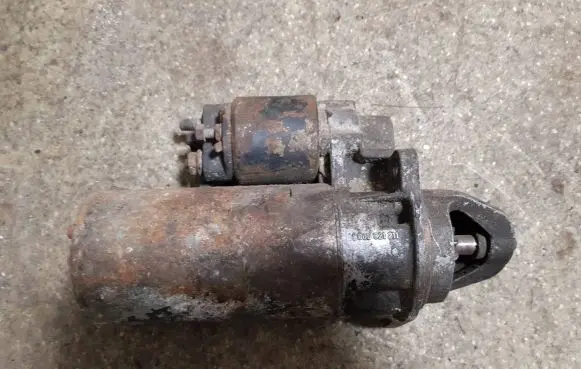 BMW 5 E34 Starter motor 1005821211