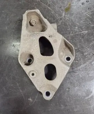 Engine mounting bracket