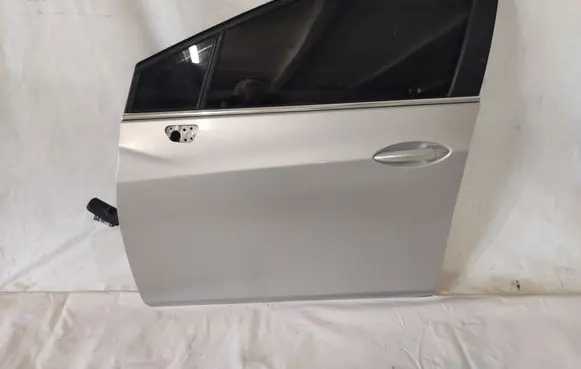 Chevrolet Cruze II Front door 39137991
