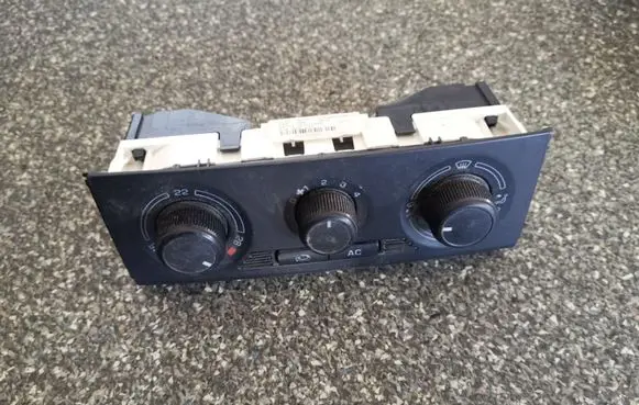 Skoda Fabia Mk2 (5J) Climate control unit 5J0820045