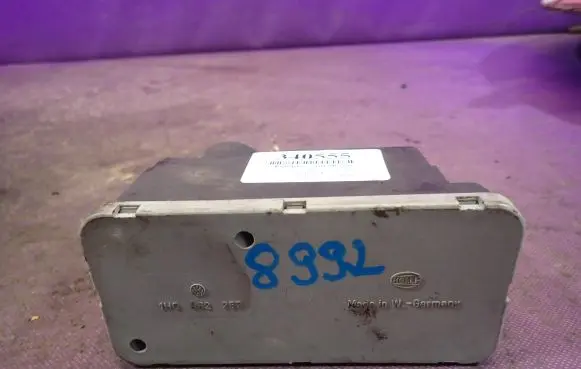 Volkswagen Golf III Central locking vacuum pump 1H0962257