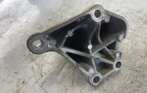 Chrysler 300 - 300C Engine mounting bracket