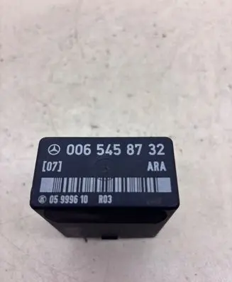 Mercedes-Benz E W124 Fuel pump relay 0065458732 05999610