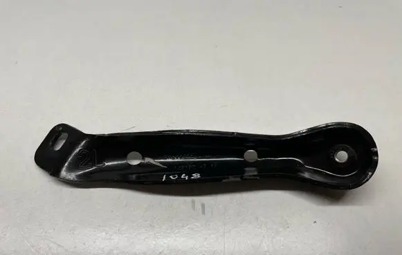BMW 7 G11 G12 Sway bar bush bracket, front 6864577 31106864577