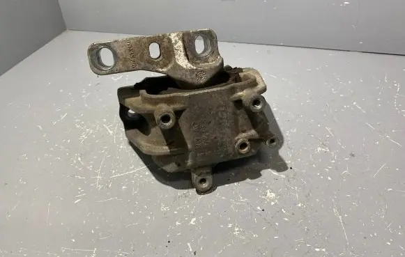 Volkswagen Golf Plus Engine mount bracket 1K0199262