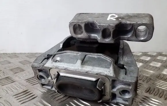 Volkswagen Touran II Engine mount bracket 1K0199262