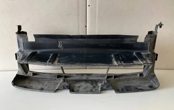 BMW 7 F01 F02 F03 F04 Intercooler air channel guide 18779815