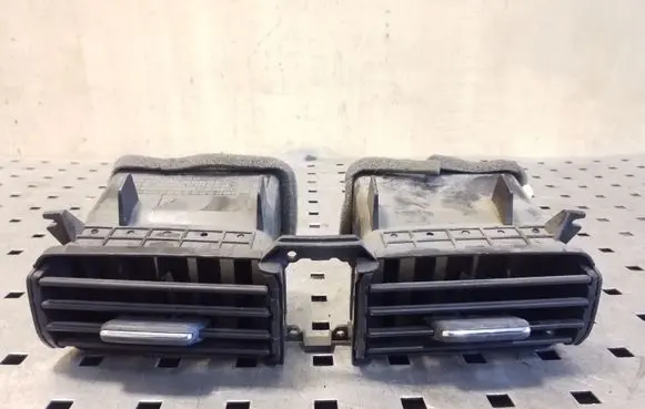 Honda CR-V Dash center air vent grill