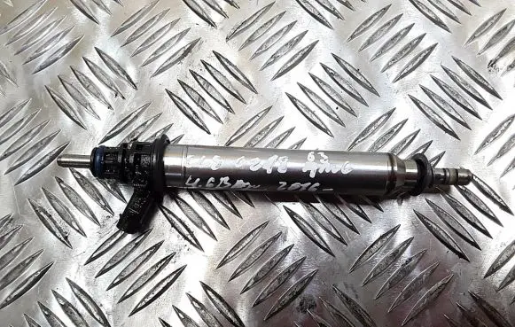 Mercedes-Benz CLS C218 X218 Fuel injector a2780700687