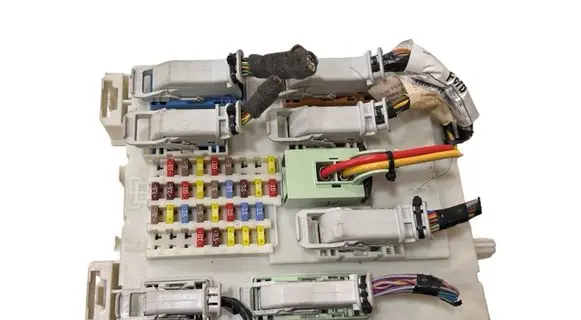 Ford Focus Fuse module DV6T14A073HE